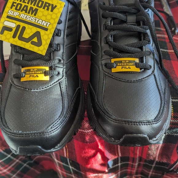 NEW W TAGS WOMENS FILA MEMORY FOAM SLIP RESISTANT BLACK SHOES MAKE OFFER - Picture 3 of 5